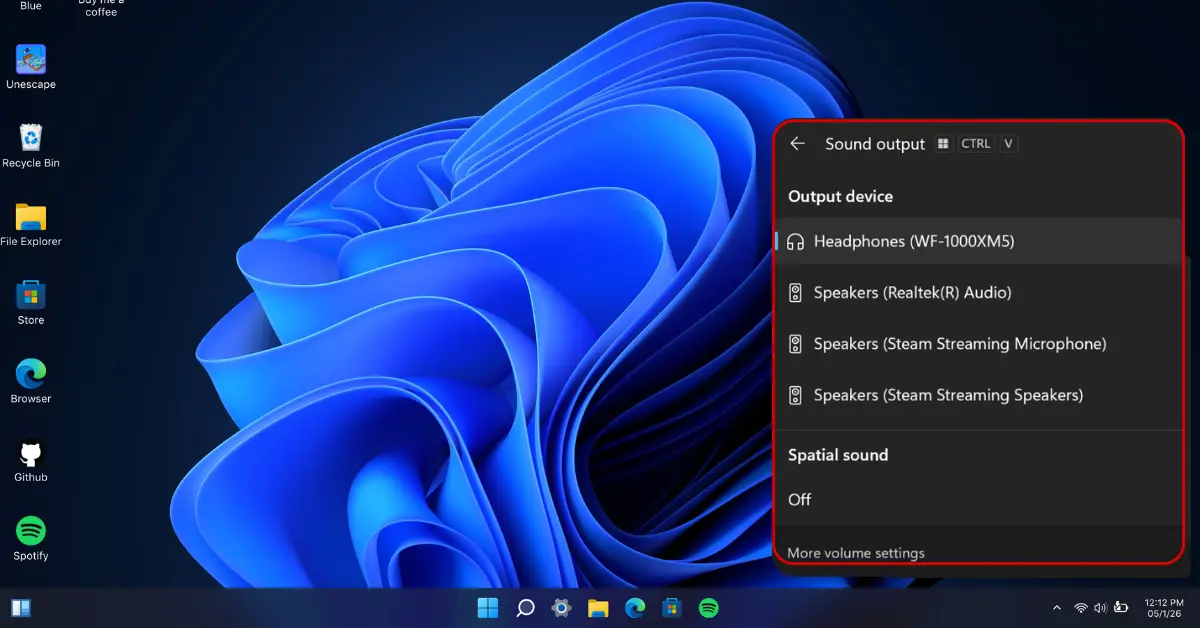 Configuración de Bluetooth en Windows 11 mostrando auriculares emparejados y opciones para establecer como dispositivo de salida predeterminado