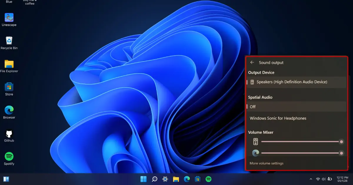 Mezclador de volumen de Windows 11 mostrando controles individuales de volumen para Spotify, Chrome, Teams y el sistema